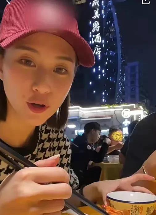 娱乐圈吃瓜爆料背景图片,揭秘吃瓜爆料的背后真相